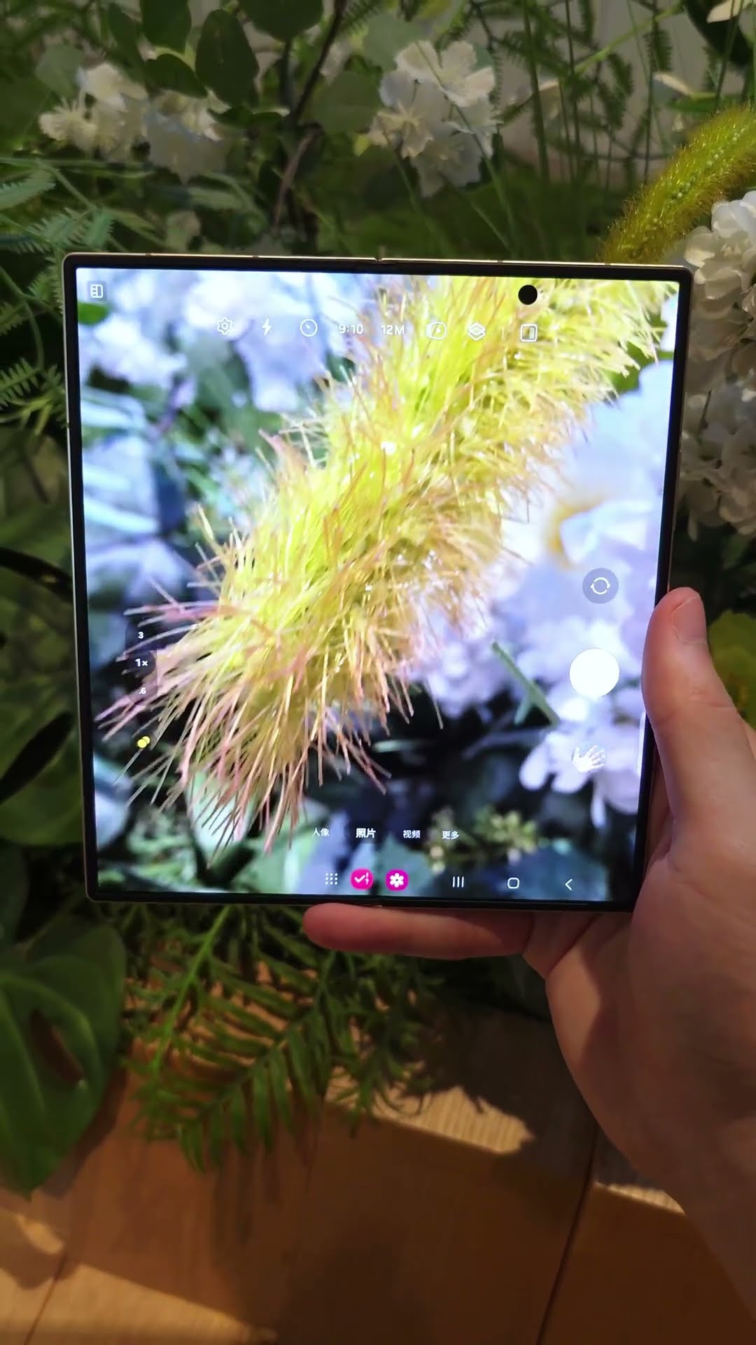 Feel the extraordinary luxury of the W25! #Samsung#FoldingScreen#Heart