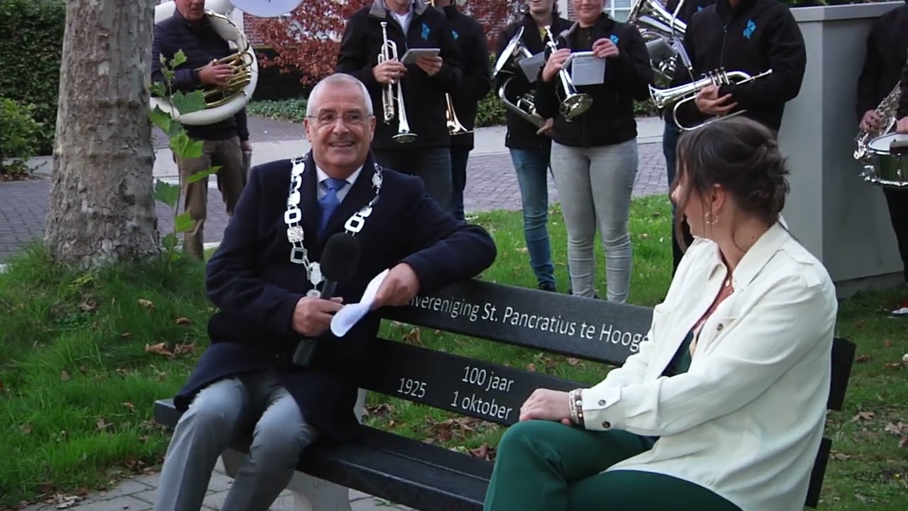 Koninklijke Erepenning en bankje toneelvereniging Hoogeloon