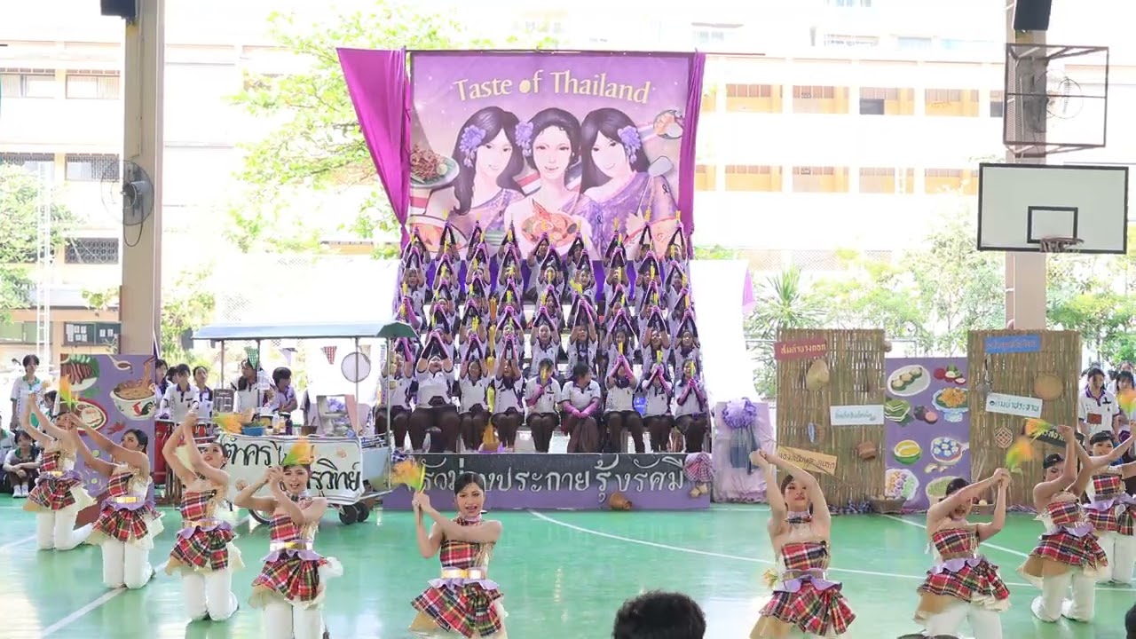 SAINAMPEUNG Games : ผู้นำเชียร์และอัฒจันทร์เชียร์ สีม่วงประกายรุ้งรัศมี