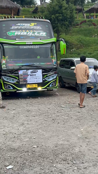 Basuri DJ Cartel dari Silver Stone “TCI” saat parkir di sebelah bus QQ Trans “Nabilla” #darajatpass