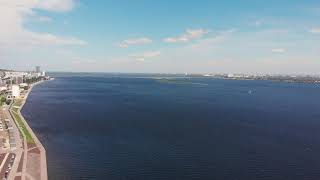 Безграничная Саратовская Волга с высоты птичьего полета, вид с набережной, 4k