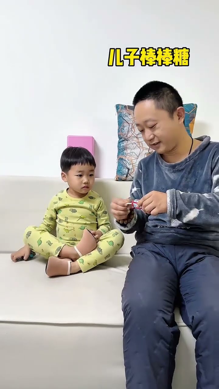 My son doesn't like fruit  so my father makes a tomato lollipop!# Cute baby#Cute# goofy baby# smart