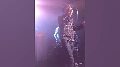 Johnny Marr invites nuisance fan onstage to accompany him with This Charming Man!