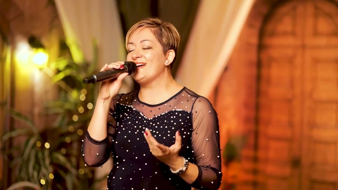 Szabó Siklódi Lia  Woman in Love  Romantikus percek Várhegyi Gáborral Youtube TV műsor I./ 4 dal