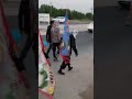 شاهد هذا الرجل الكبير مقوس الضهر وعمره 85 عاما وهوا ذاب مشيا على الاقدام ماهوا سرك ياحسين