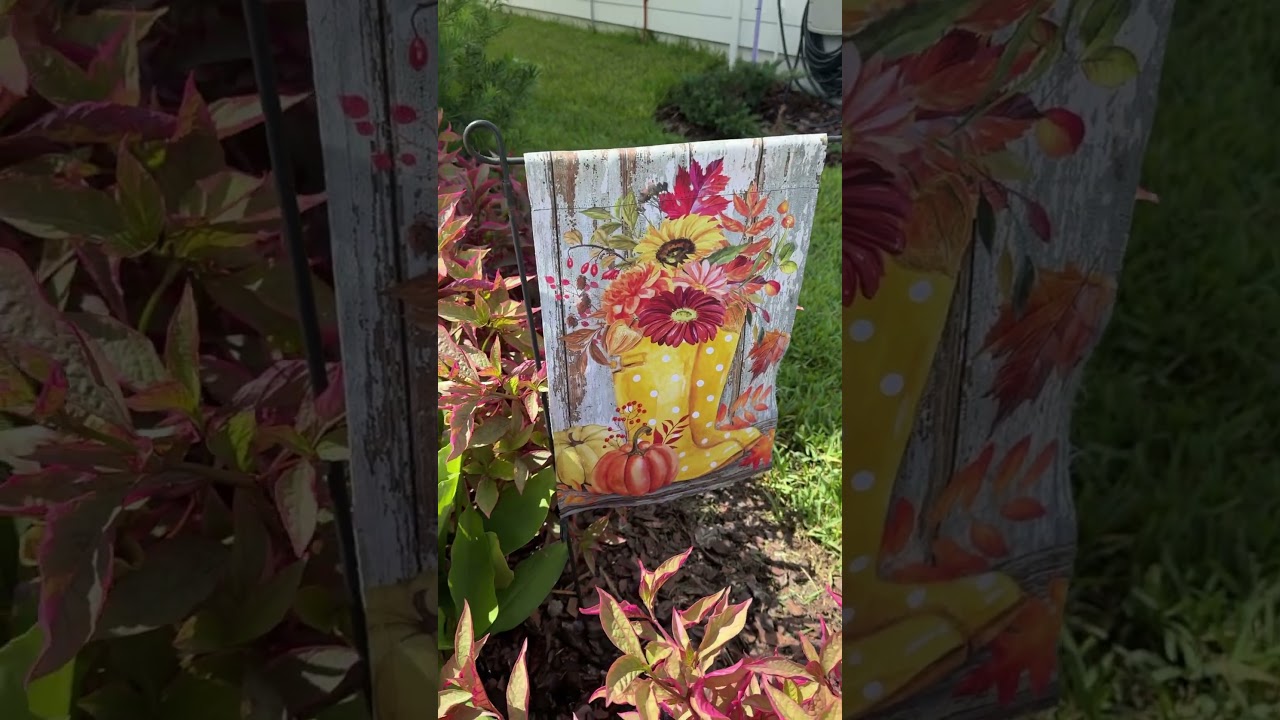 Starting the slow transition into fall today! Swapped out my garden flag with a hint of autumn🍂.