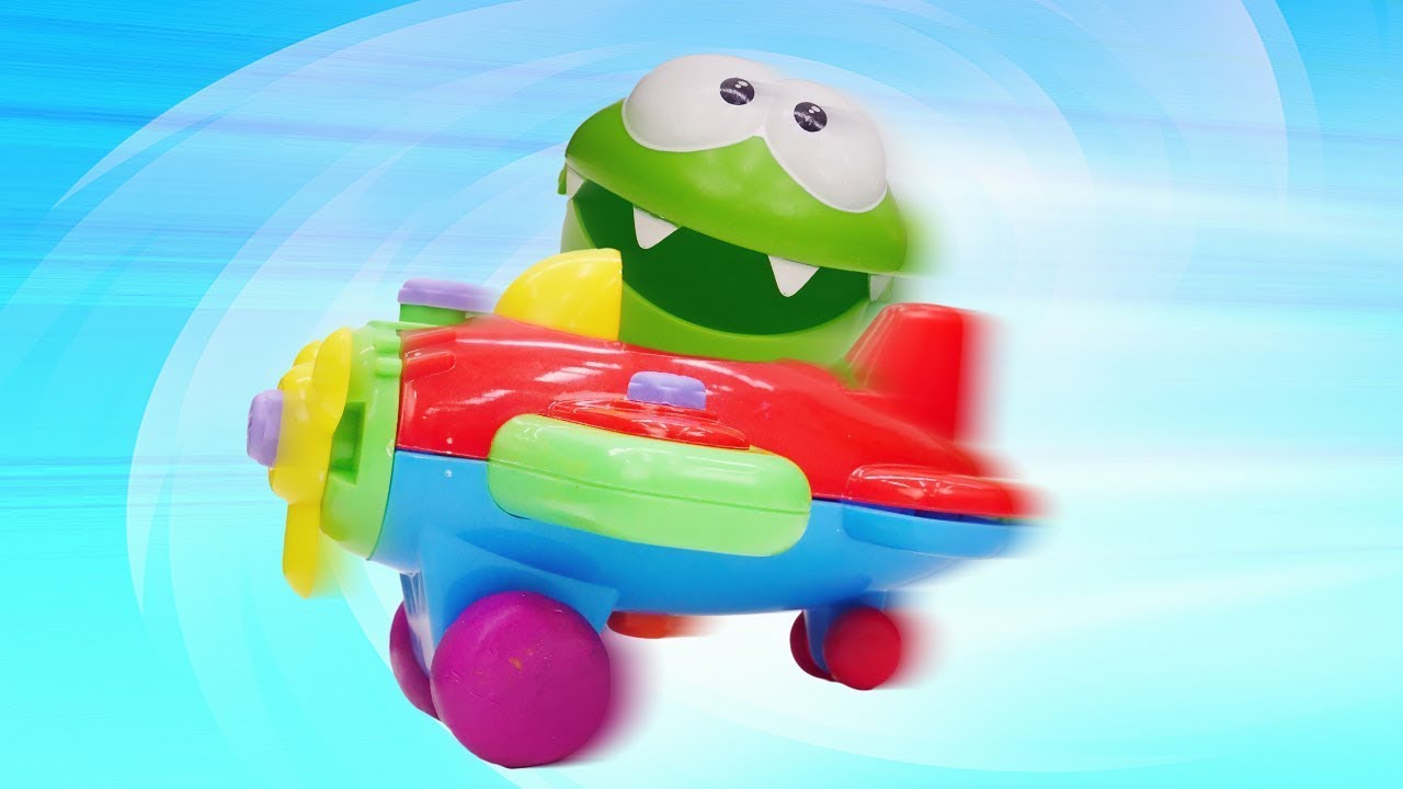 ✈️🛠️ ¡Om Nom construye un avión para recuperar su pelota! | Videos de juguetes divertidos