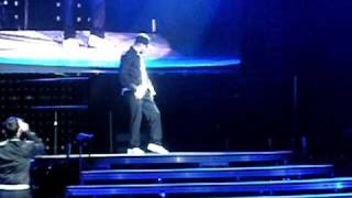 Donnie Wahlberg dancing like Michael Jackson