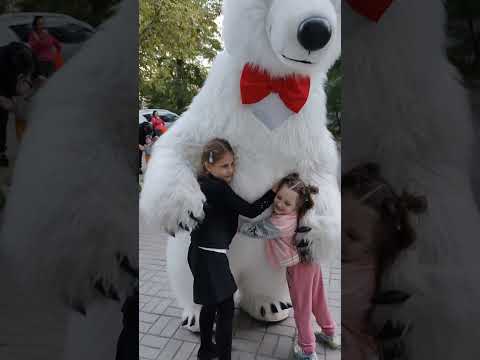 Лучший подарок для родителей - счастливые дети! Поздравление от белого медведя #белыймишка #shorts