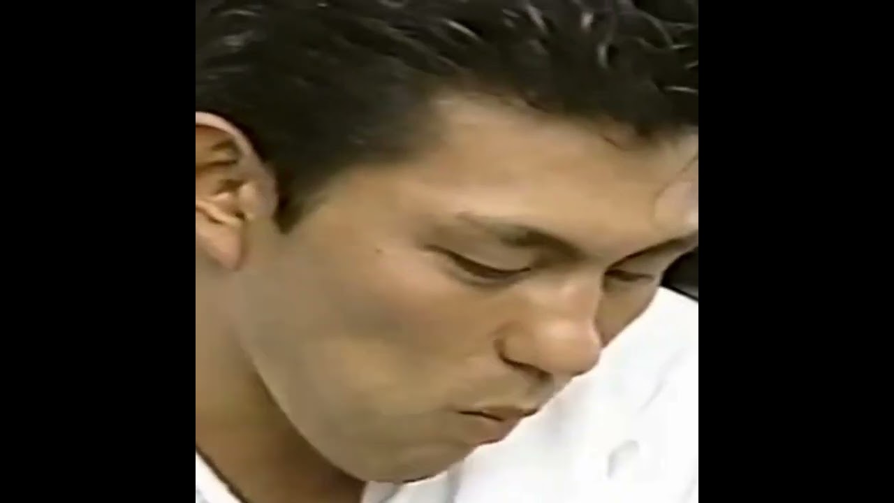 鶏料理を絶賛する鈴木みのる