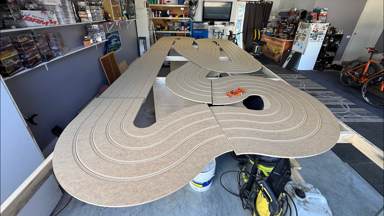 Деревянная трасса для гоночных автомобилей, изготовленная методом фрезеровки, поставляется в комп...