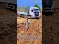 極限のオフロードトラック運転：ドライバーが深い泥の中で物理法則に逆らう：極限の泥道運転テクニックをマスターする 勢いがすべてだ このプロが沈みゆくセミトラックを救う様子をご覧ください