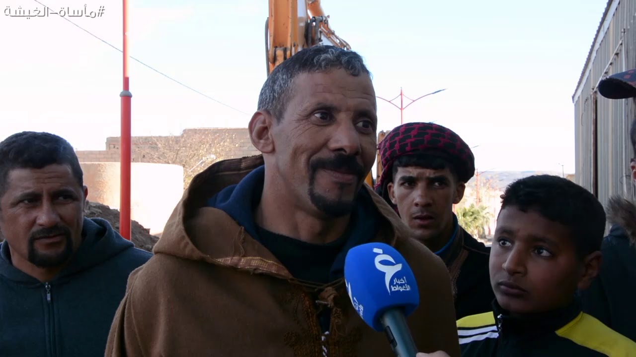 في الغيشة ولاية الأغواط آباء يودعون أبناءهم بعد أن دفنوا تحت التراب.