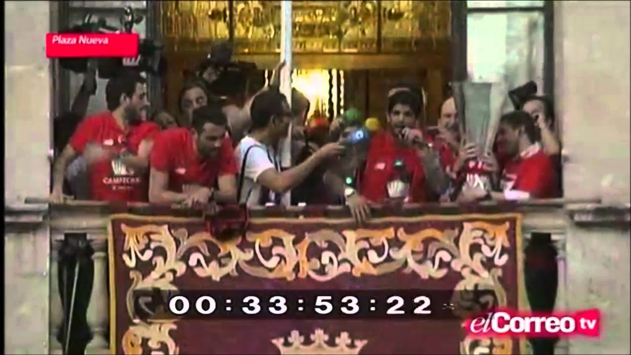 Ever Banega cantando Fumando en el Barrio, en el Ayuntamiento - Celebración Liga Europa