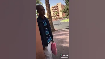 شاب مغربي يستهزء من رجل فقير حشومة والله 