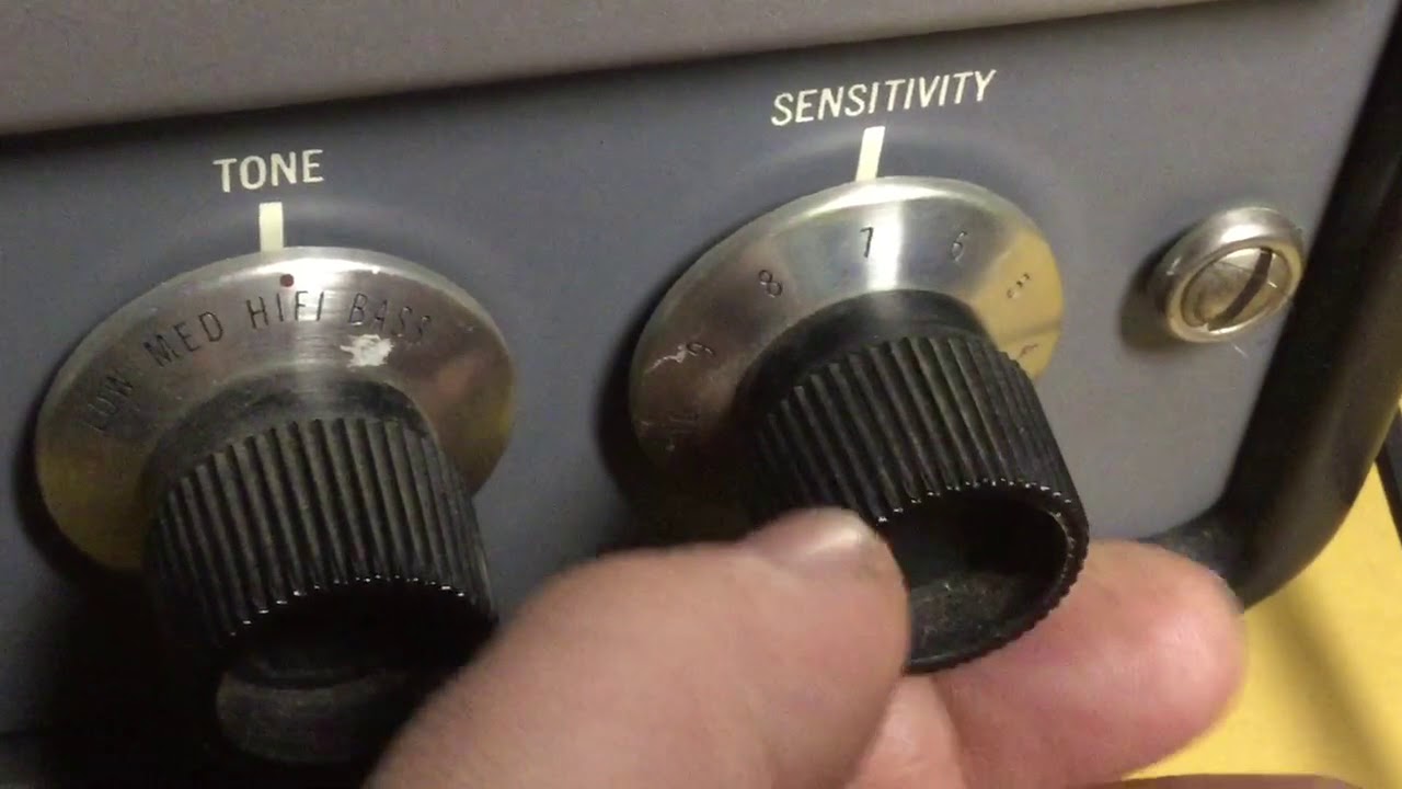 The Hallicrafters SX-62A: A quick demo and dial surfing part 1