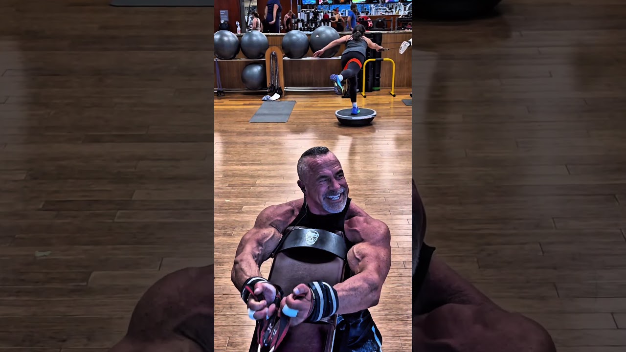 THERE’S NEVER A BAD TIME TO GREET A FELLOW PLATE HEAD #HELLO #workout #motivation #funny #gymlife