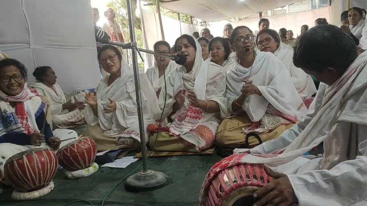 #সজাই থৈছে শৰাইখনি, বন্তি কাষে ধূপ। আমি সৱে নাম লৈছোঁ, নধৰিবা দুখ।।*