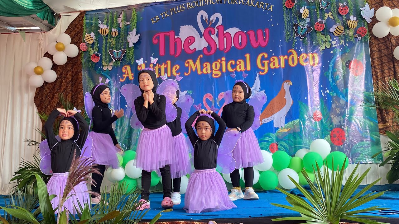 Shafana Menari Kupu-kupu Terbang Melayang di kenaikan kelas TK