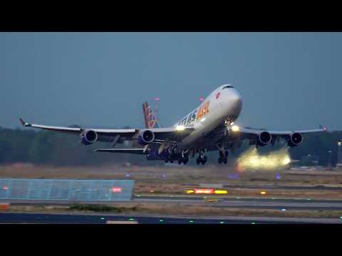 ✈️ Atlas Air Boeing 747-400F – Cargo Queen in Action! Wunderschöner Abend-Takeoff in Frankfurt | 4K