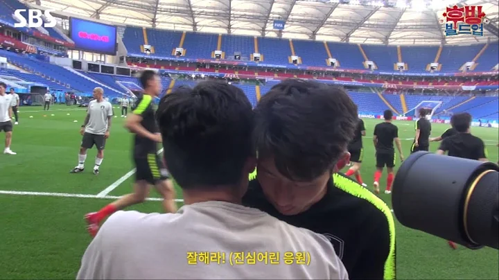 Ji-Sung Park meets Son Heungmin and Chicharito before the Korea vs Mexico match.
