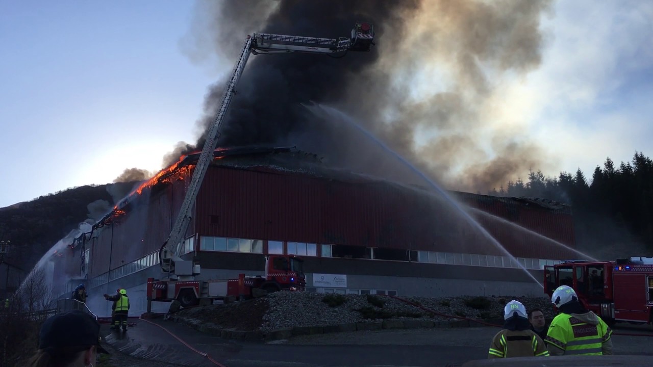 Bjerkreimshallen brenner.