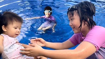 Đến Phan Thiết để gây bất ngờ cho Ruby và Vani , cả 4 chị em được đi bơi hồ bơi ở khách sạn