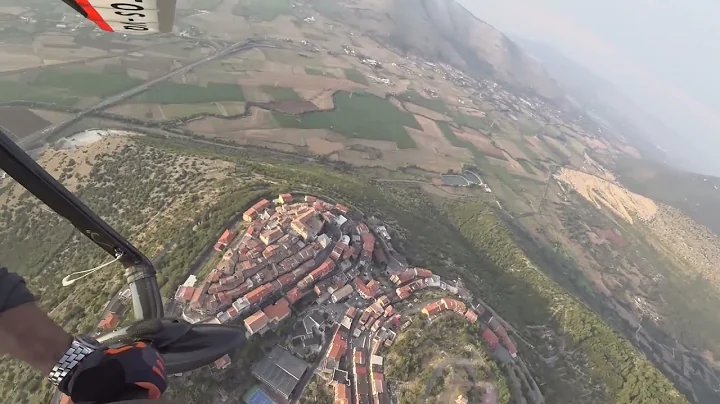 Hang Gliding in the Apennines / Italy - Dreamlike ...