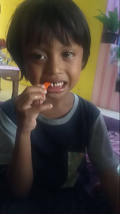 Anak kecil makan cabe rawit tidak minum