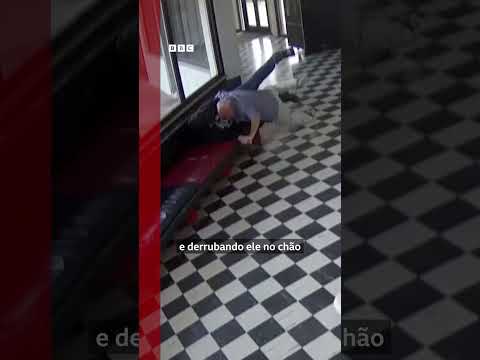 Imagens de câmera de segurança mostram o momento que diretor derruba homem armado em escola nos EUA thumbnail