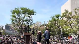 Joan Baez & Maggie Rogers “America the Beautiful” Bernie Sanders AOC ~  Los Angeles, CA ~ 4/12/25