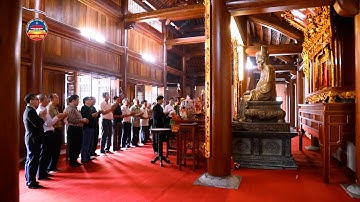 NGUYỄN TRÃI SỬ VÀNG LƯU DANH_ Lãnh đạo UBND TP Hà Nội và các chuyên gia ngành Cầu Đường dâng hương