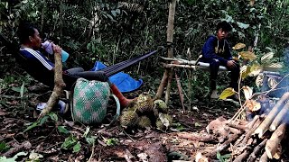 Camping menginap di dalam hutan mencari durian di dalam hutan Kalimantan