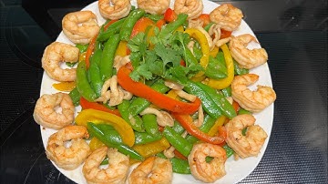 Tôm xào với đậu hà lan, ớt chuông và nấm đầy đủ dinh dưỡng cho bữa cơm gia đình.