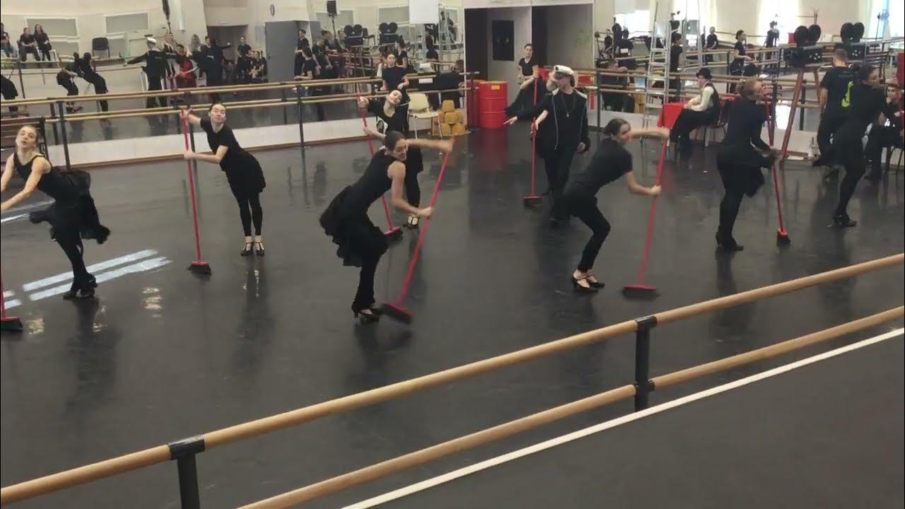 таспол для танцев. Ramalama sytycd. девушки танцуют shuffle. танец со щетками. драу танец со стулом.