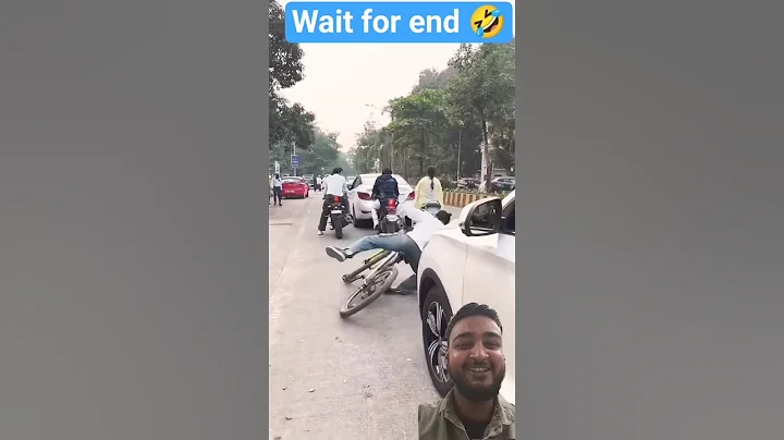 लड़की ने ठोका🤣 #funny #comedy #automobile #short #reaction #reels #green #greenscreen #youtubeshorts