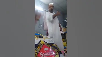 حاول الاعتداء عليه بآلة حادة مقطع يوثق لحظة اعتداء صاحب عمل على عامل مصري في السعودية 