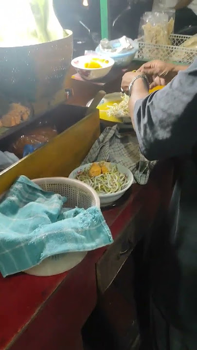 Makanan Jadul Laksa dan Toge Goreng di #condet