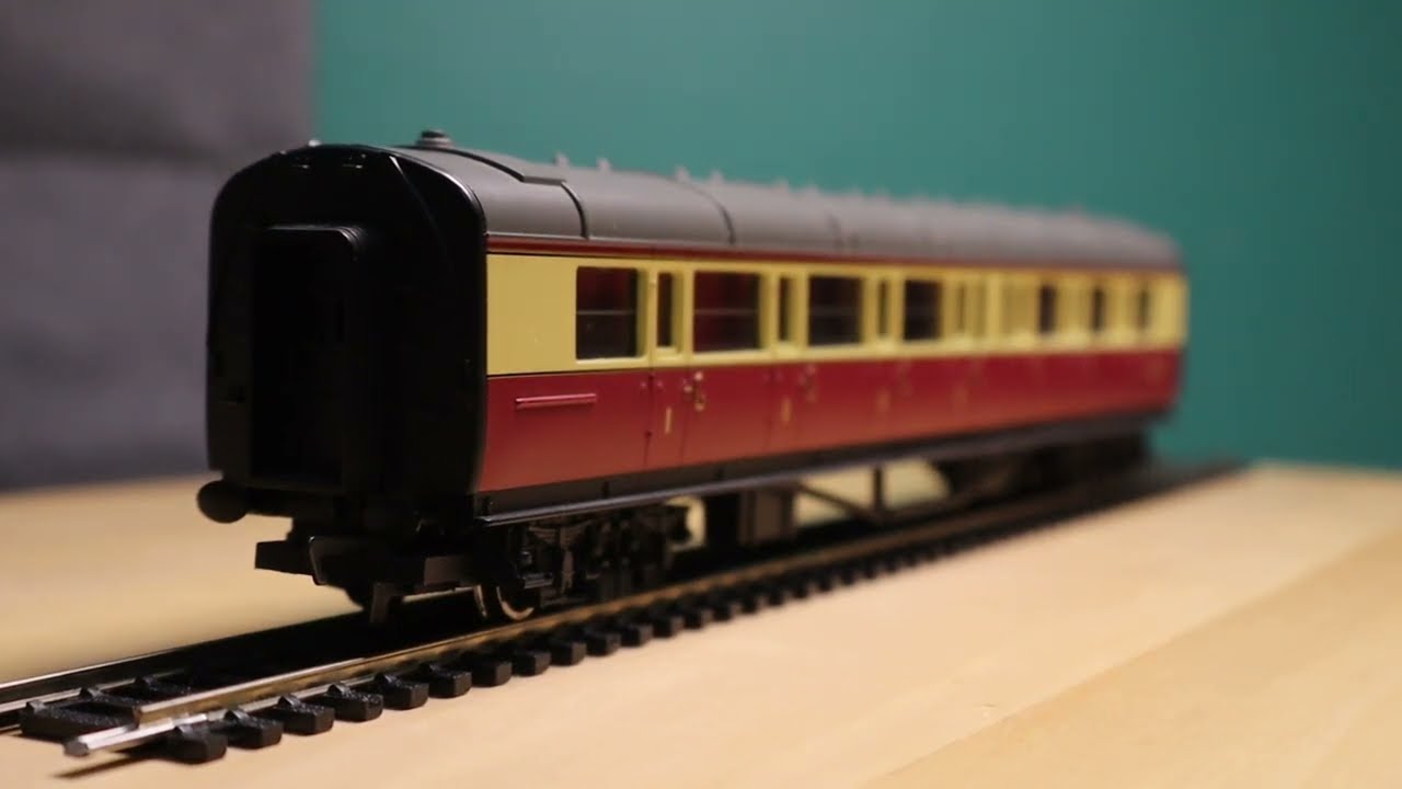 Hornby R4242 | BR Ex-GWR Composite Coach W6181W | OO Gauge | Video