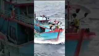 #kapal nelayan saat di hantam ombak besar...😢😢😢