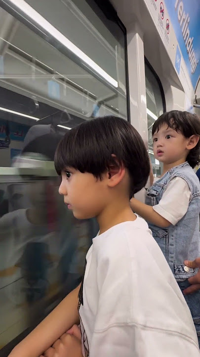 Shaquille & Jourell suka banget naik kereta #rogerchikajourney