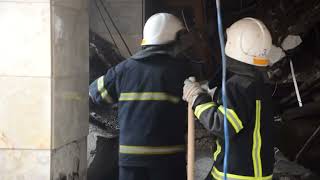 Поисково-спасательные работы после обстрела городской администрации в Николаеве