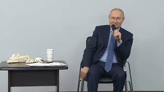 Владимир Путин рассказал, как работал плотником