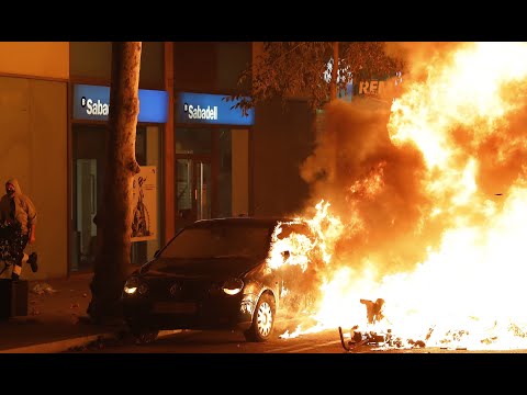 Tercera noche de protestas en Barcelona: los radicales calcinan varios coches