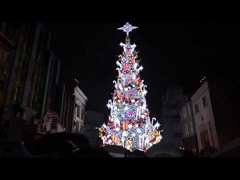 Video: Cây thông Noel sang trọng nhất được trình bày ở Abu Dhabi