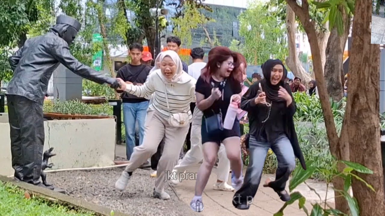 JLN 2 KE BLOK M , STATUE PRANK IN INDONESIA,  PATUNG HIDUP DI BLOK M , 