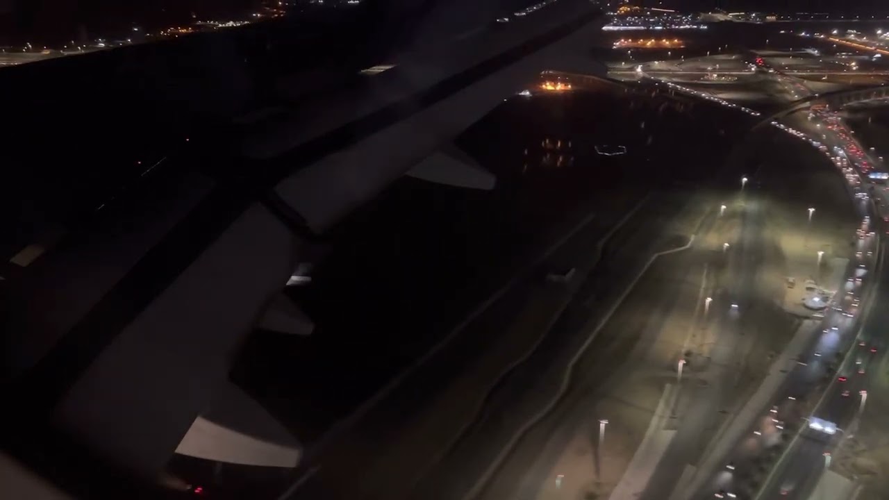 سماء جدة ليلًا والهبوط في مطار الملك عبدالعزيز الدولي