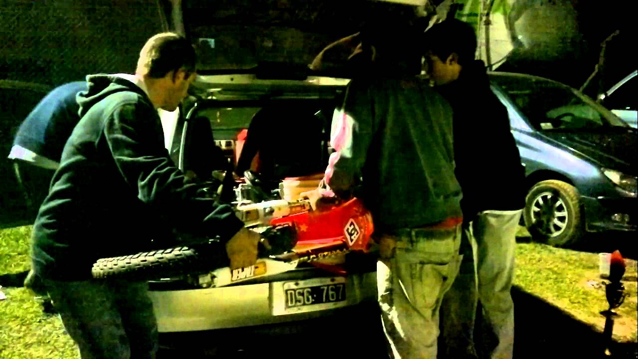como-meter-una-moto-en-un-auto-youtube