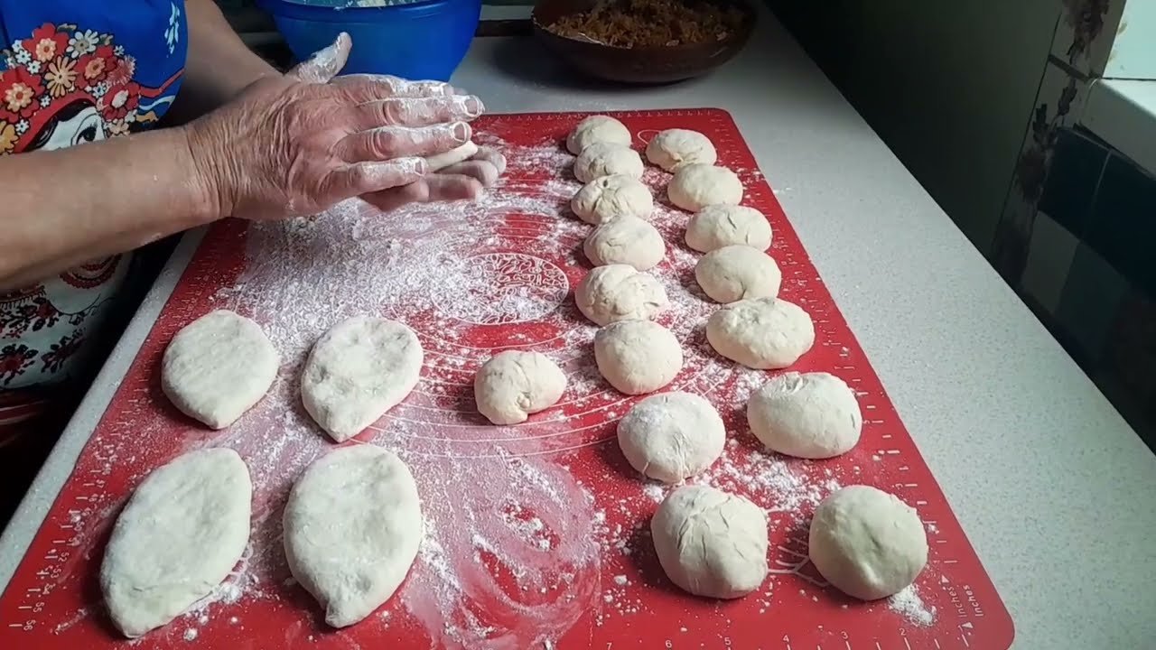 Мама готує біляші.Рецепт перевірений роками
