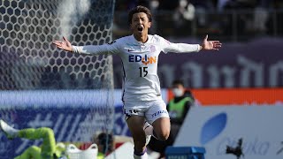 青山が左サイドからクロスを送ると、いち早く反応した藤井 智也（広島）が走り込み、ダイレクトで合わせてゴールへ押し込む！【第38節のピックアップゴール】